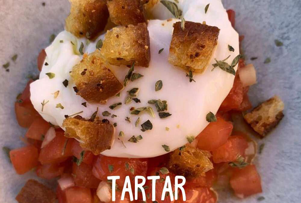 TARTAR DE TOMATE CON HUEVO POCHÉ