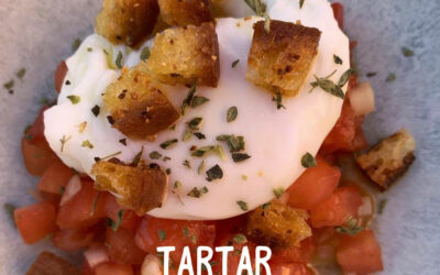 TARTAR DE TOMATE CON HUEVO POCHÉ